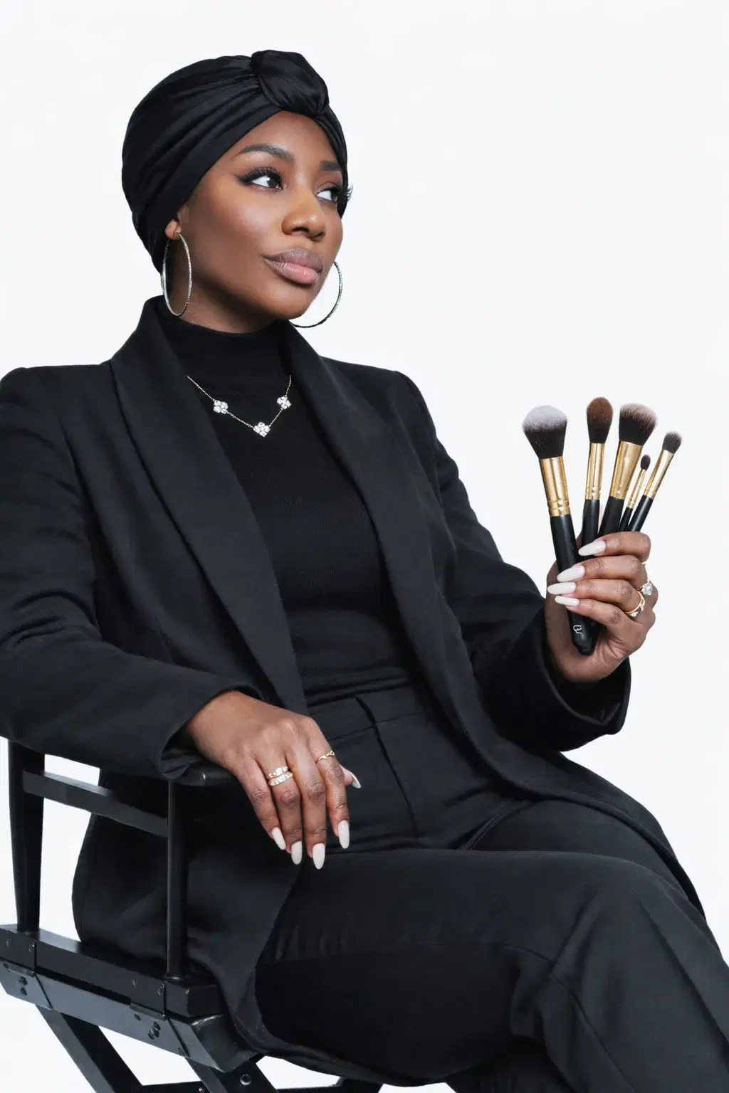 Linda, makeup artist, assise dans un fauteuil de maquilleuse et tenant ses pinceaux
